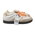 Zapatillas Adidas Samba Classic blancas de cuero y ante beige con cordones de satén coral y detalles dorados. Planet Shoes Sneakers.