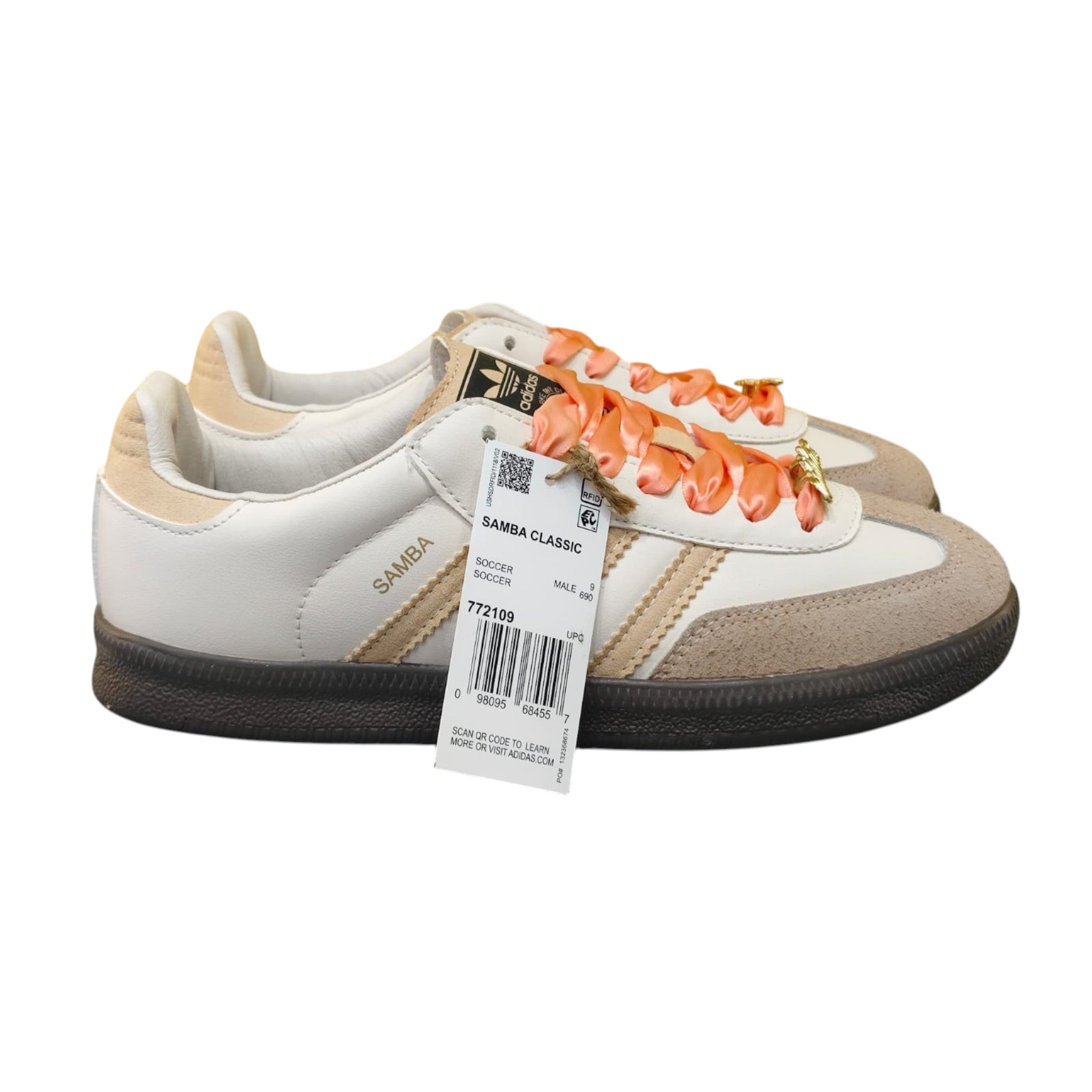 Zapatillas Adidas Samba Classic blancas de cuero y ante beige con cordones de satén coral y detalles dorados. Planet Shoes Sneakers.