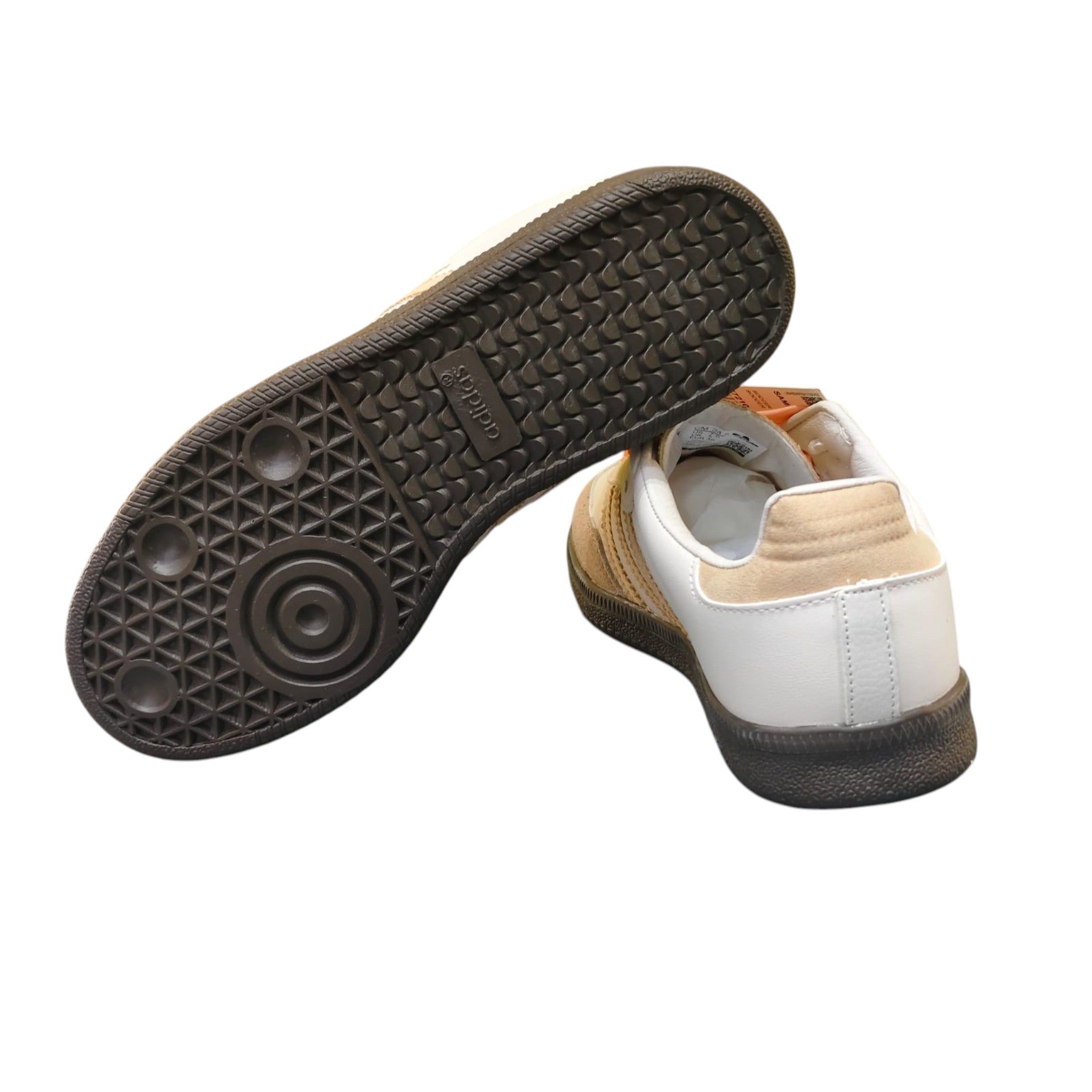 Zapatillas Adidas Samba Classic de mujer en cuero blanco y ante beige con suela de goma marrón. Planet Shoes Sneakers.