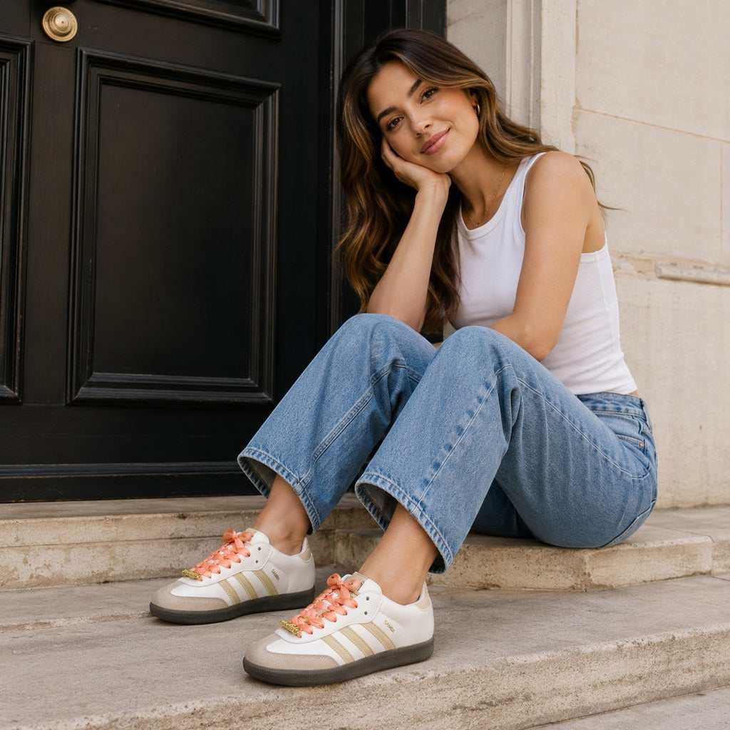 Zapatillas Adidas Samba Classic de mujer en cuero blanco y ante beige con cordones de satén coral y detalles dorados. Planet Shoes Sneakers.