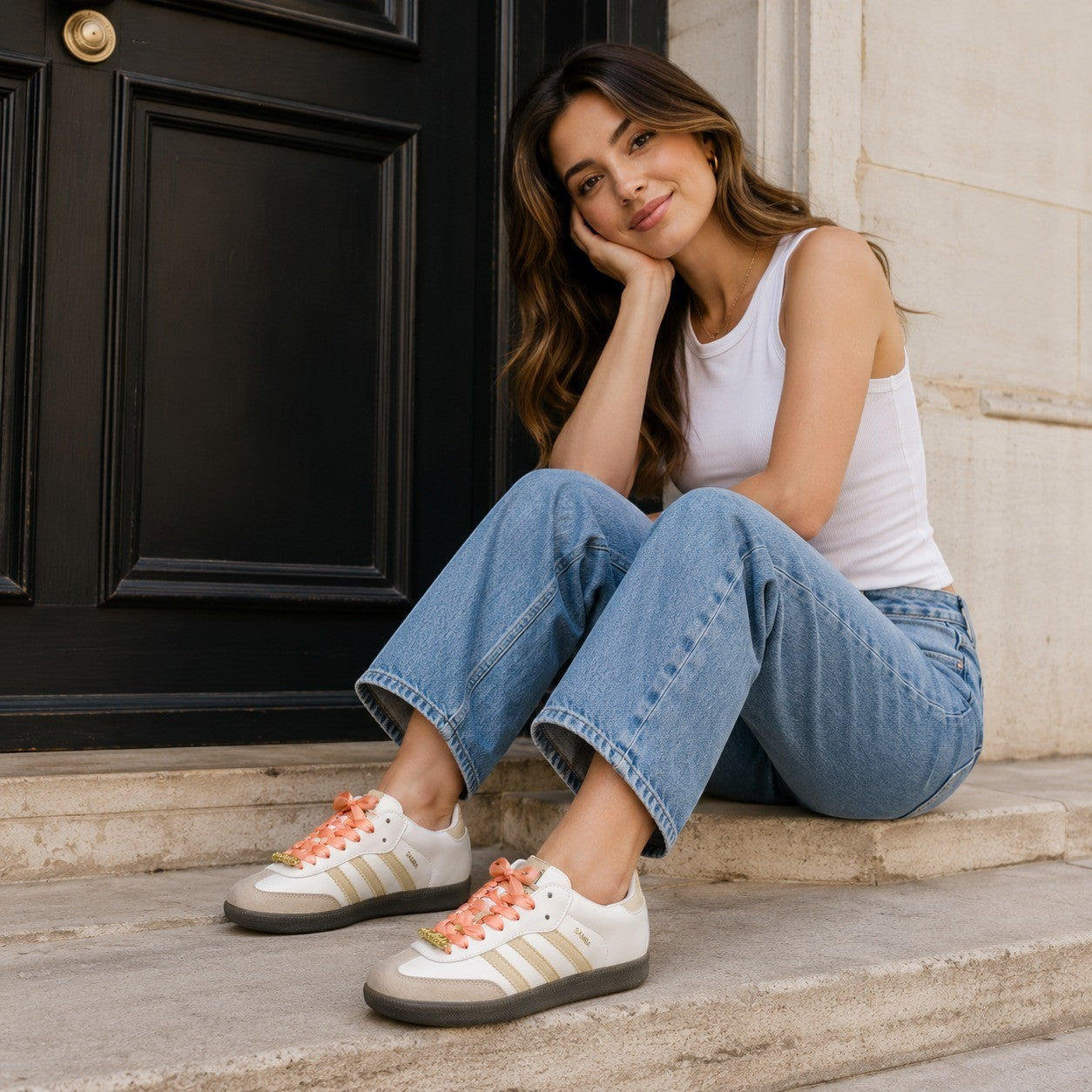 Zapatillas Adidas Samba Classic de mujer en cuero blanco y ante beige con cordones de satén coral y detalles dorados. Planet Shoes Sneakers.