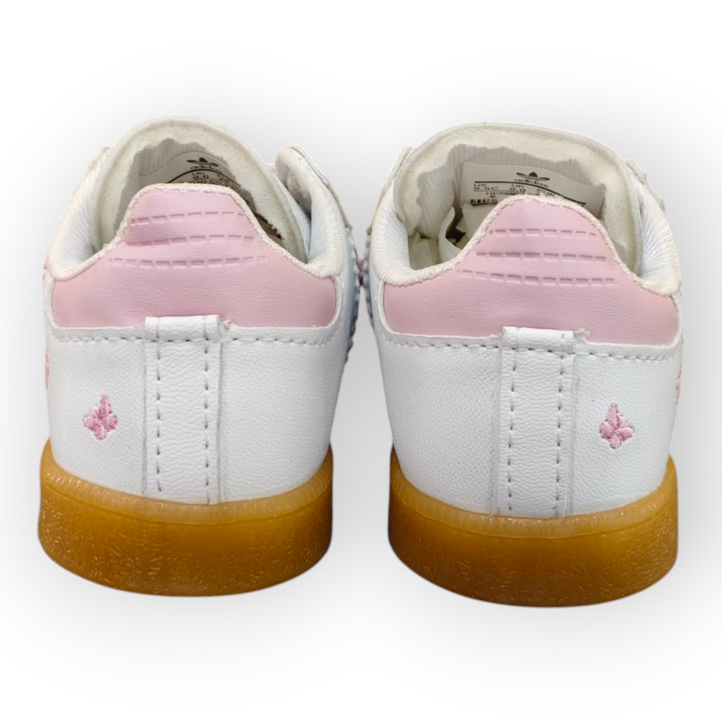 Vista trasera de zapatillas Planet Shoes Sneakers Adidas Samba blancas y rosas con detalles de mariposas y suela goma