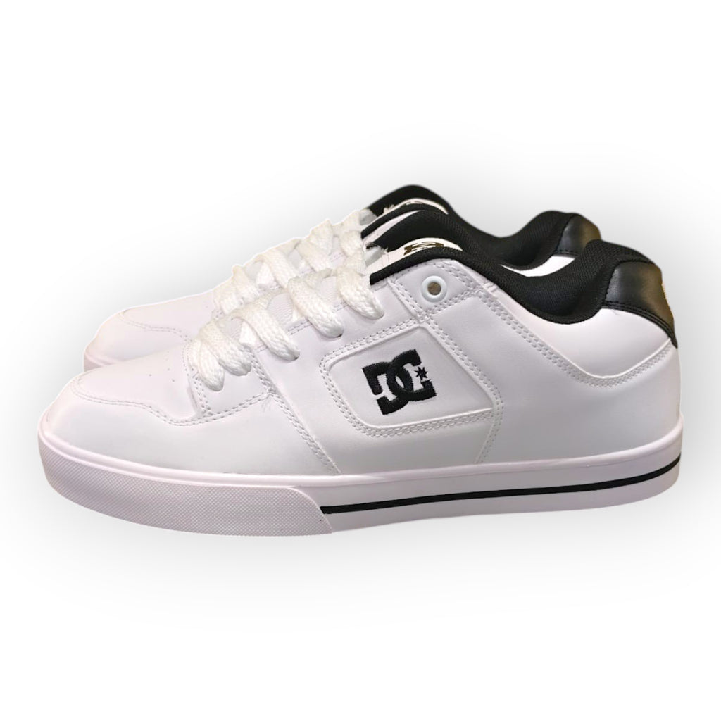 Sneakers DC Graffik de Planet Shoes Sneakers en blanco y negro, con cordones blancos y logo DC negro bordado.