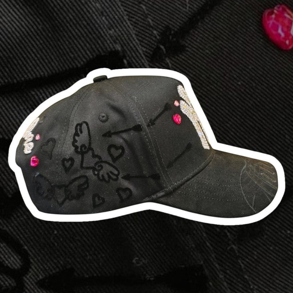 Gorra negra de Planet Shoes Sneakers con adornos de diamantes de imitación, corazones y flechas, estilo urbano.