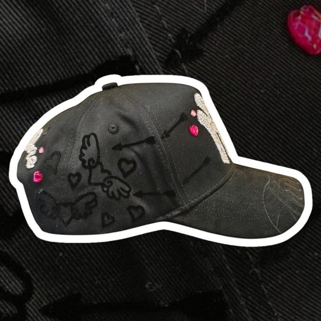 Gorra negra de Planet Shoes Sneakers con adornos de diamantes de imitación, corazones y flechas, estilo urbano.