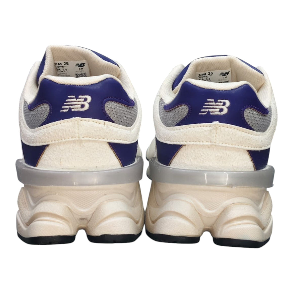 Zapatillas New Balance 9060 de Planet Shoes Sneakers en ante blanco roto con detalles morados y suela gruesa.