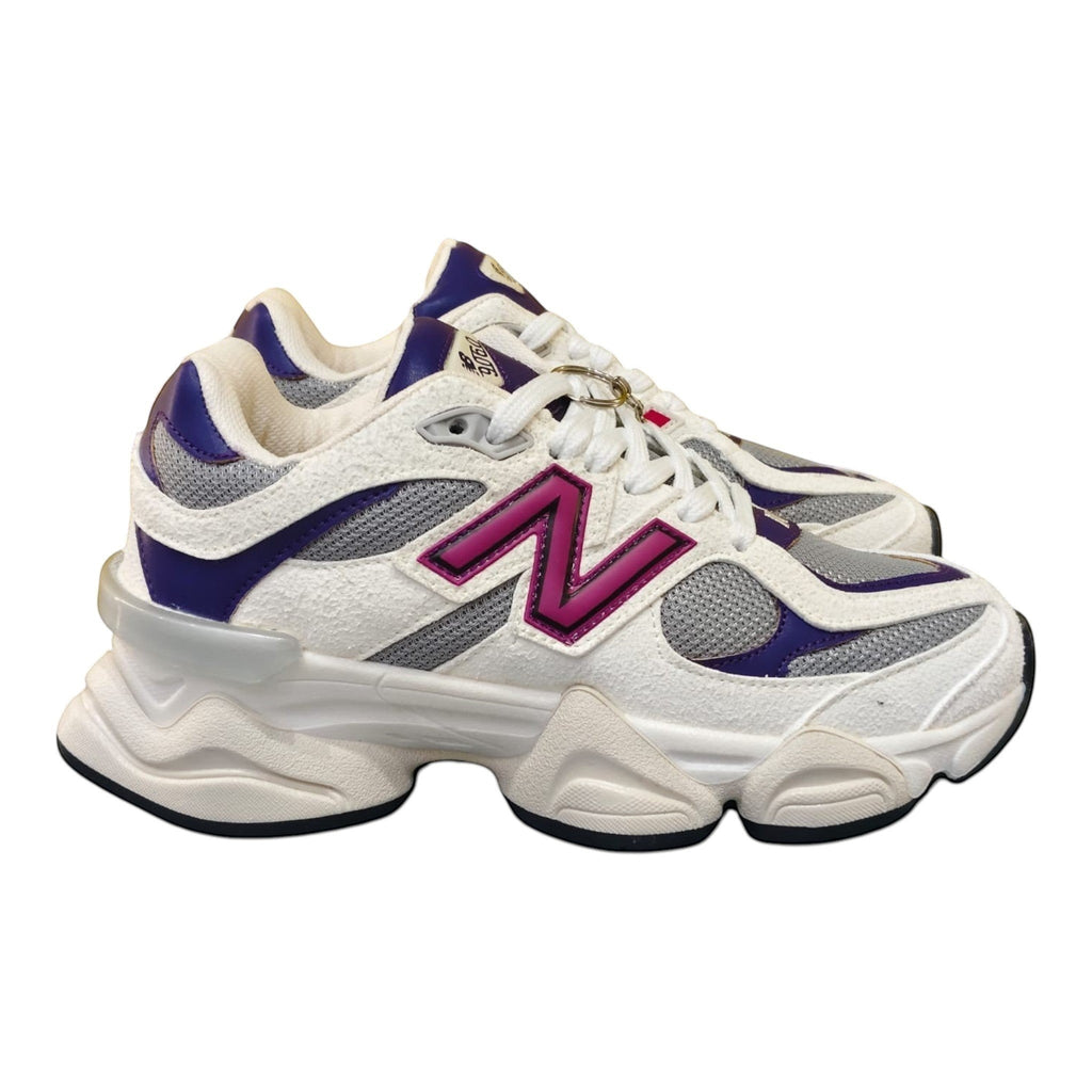 Zapatillas New Balance 9060 de Planet Shoes Sneakers en blanco roto con detalles morados y fucsia, malla y ante, suela gruesa.