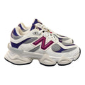 Zapatillas New Balance 9060 de Planet Shoes Sneakers en blanco roto con detalles morados y fucsia, malla y ante, suela gruesa.