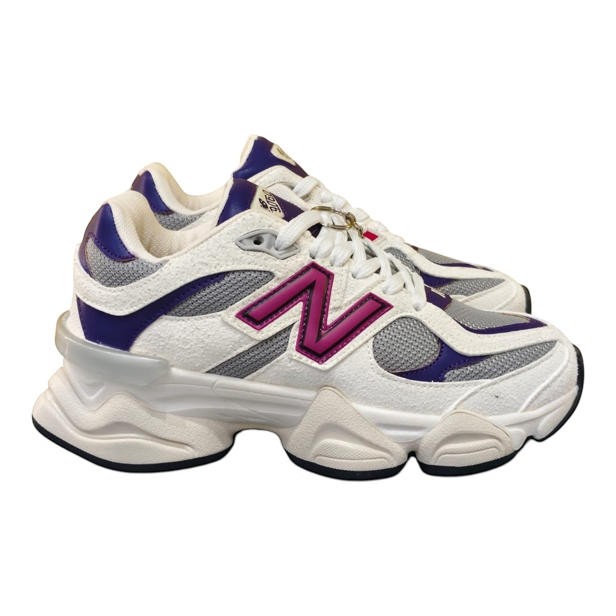 Zapatillas New Balance 9060 de Planet Shoes Sneakers en blanco roto con detalles morados y fucsia, malla y ante, suela gruesa.