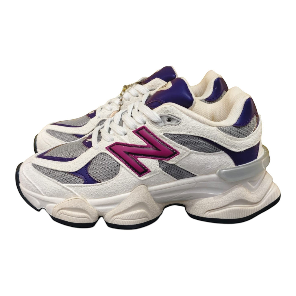 Zapatillas New Balance 9060 de Planet Shoes Sneakers en blanco roto con detalles morados y fucsia, malla y ante.