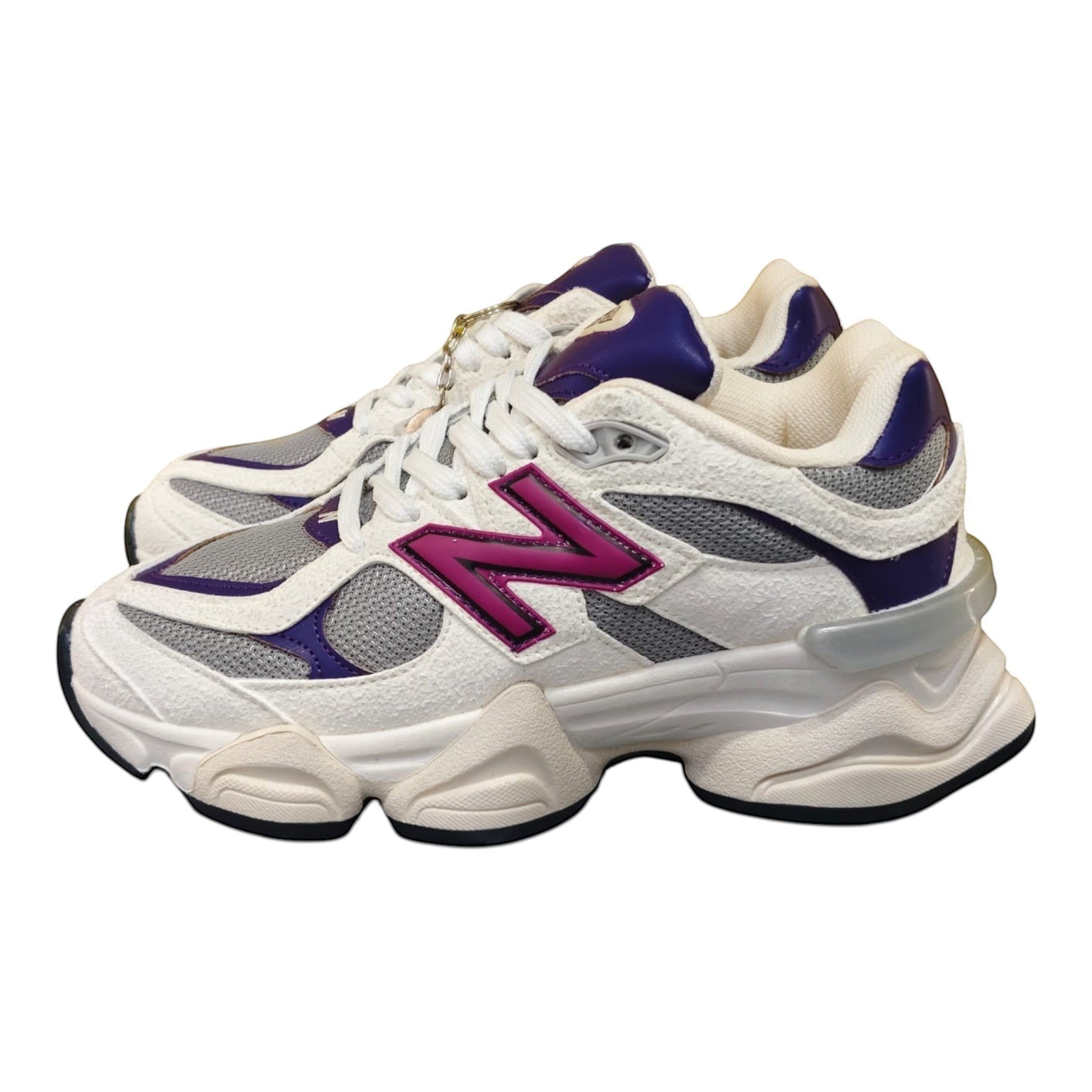 Zapatillas New Balance 9060 de Planet Shoes Sneakers en blanco roto con detalles morados y fucsia, malla y ante.