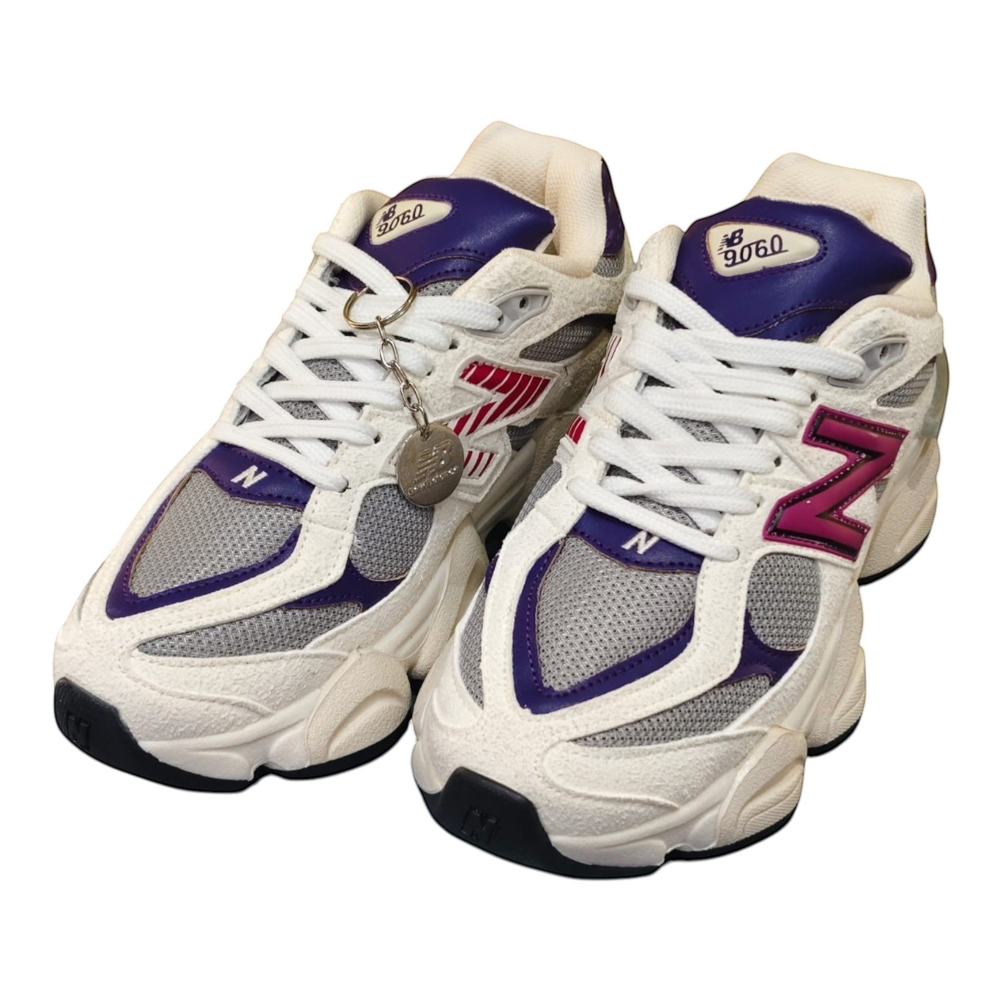 Zapatillas New Balance 9060 de Planet Shoes Sneakers en blanco roto con detalles morados y fucsia, malla y ante.