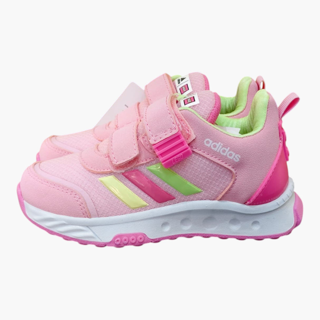 Tenis Adidas para niña en colaboración con Lego, color rosa con detalles en amarillo, rosa y verde. Cierre de velcro.