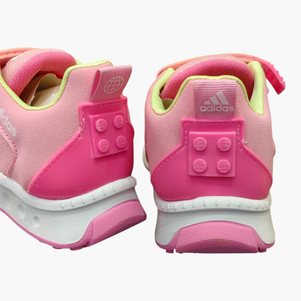 Tenis Adidas para niña en colaboración con Lego, color rosa con detalles en fucsia y lima. Cierre de velcro y suela blanca.