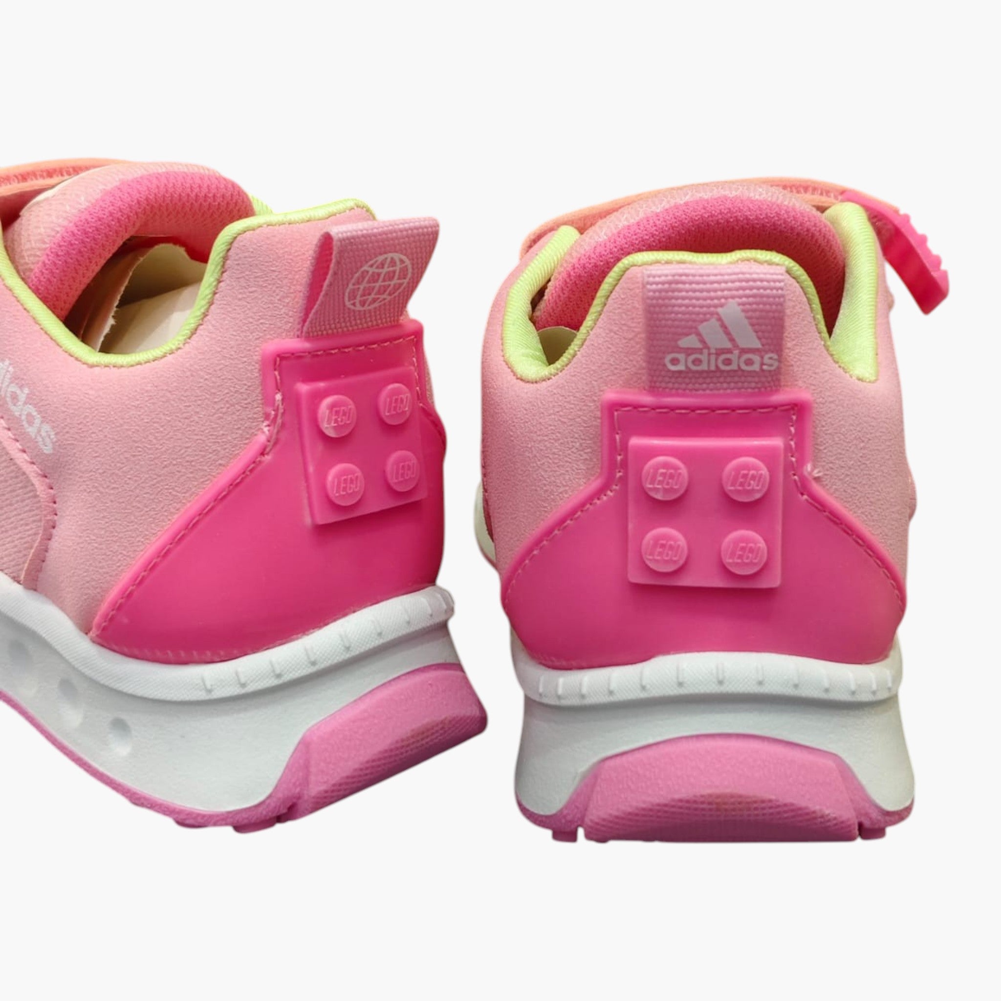 Tenis Adidas para niña en colaboración con Lego, color rosa con detalles en fucsia y lima. Cierre de velcro y suela blanca.