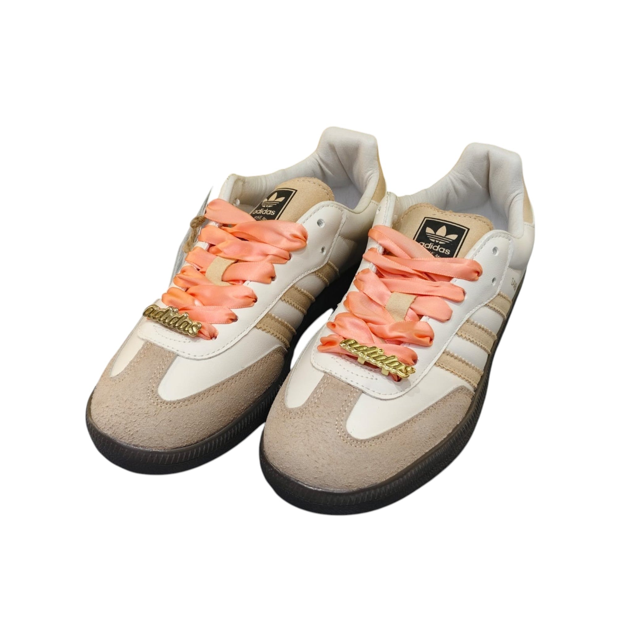 Zapatillas Adidas Samba Classic de mujer en cuero blanco y ante beige con cordones de satén coral y detalles dorados.