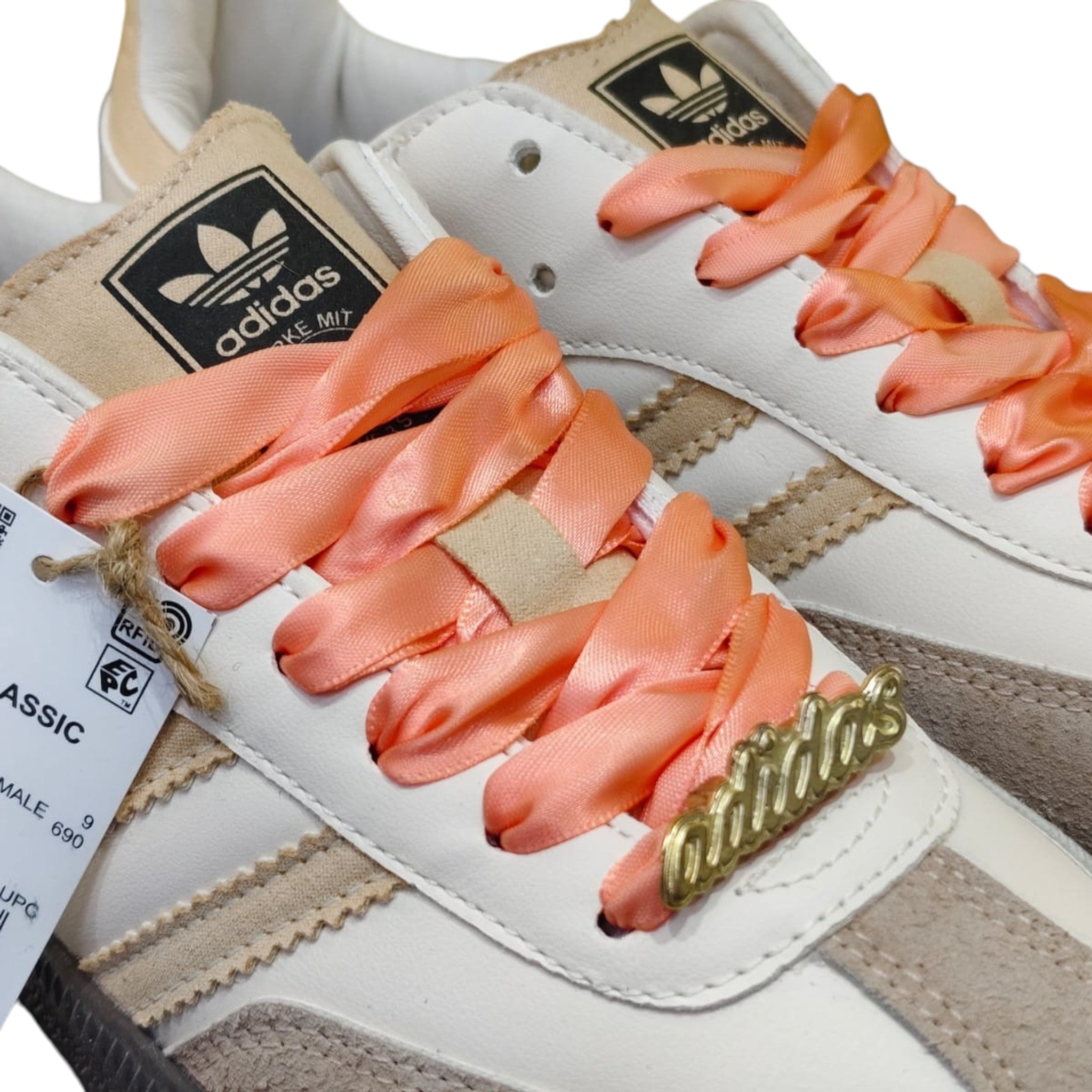 Zapatillas Adidas Samba Classic de mujer en cuero blanco y ante beige con cordones de satén coral y detalles dorados.