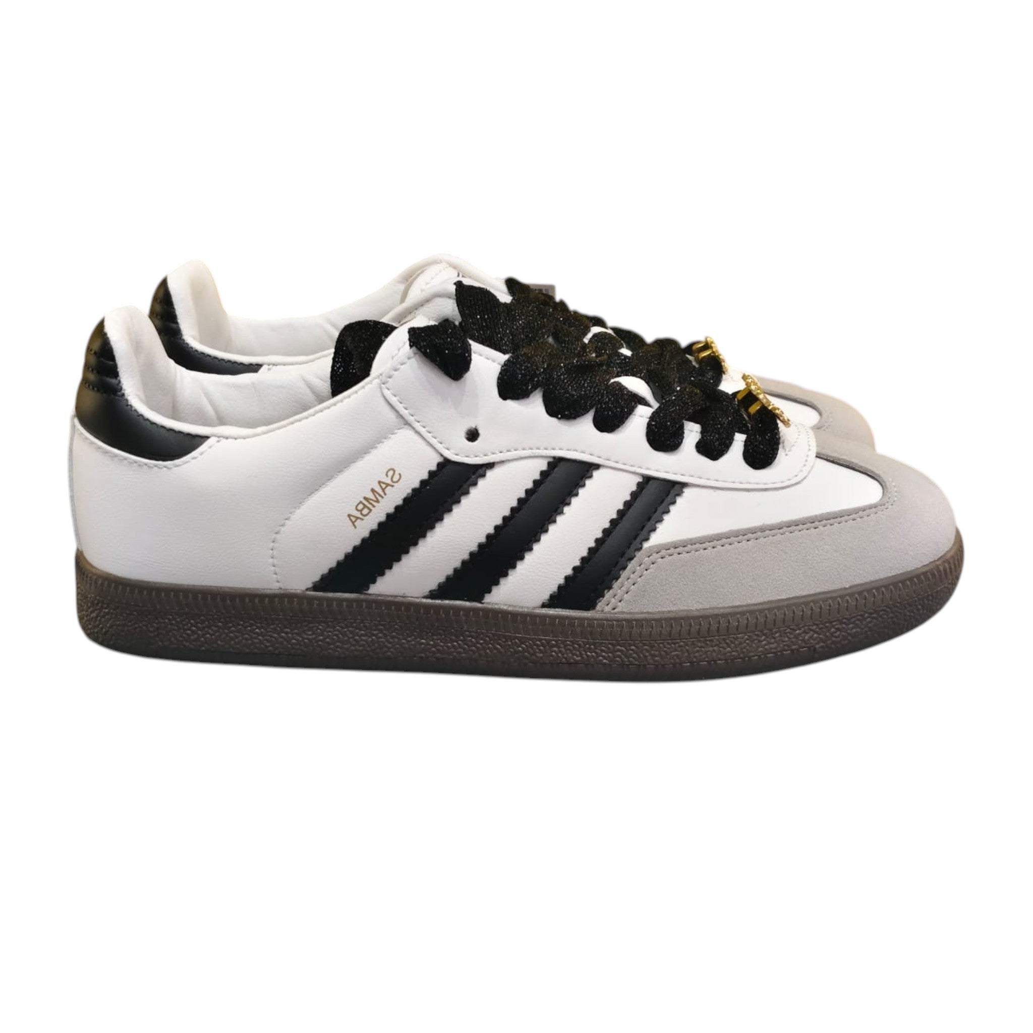 Zapatillas Adidas Samba OG de cuero blanco y ante gris con detalles dorados y suela de goma marrón de Planet Shoes Sneakers.